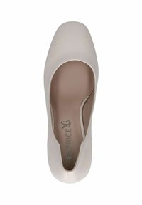 Pantofole in pelle beige con punta squadrata e texture liscia. Gli interni presentano dettagli con logo. Il lato mostra un design con un taglio modesto.