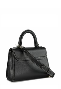 Borsa a mano in pelle nera con finitura testurizzata, manico arrotondato e tracolla staccabile. Presenta cuciture bianche lungo i bordi e una forma strutturata.