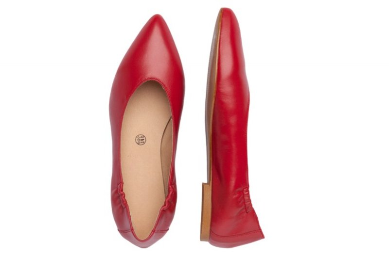 Bailarinas de cuero rojo con punta biselada, textura suave y laterales elásticos. Presentan un diseño minimalista y una suela de perfil bajo.
