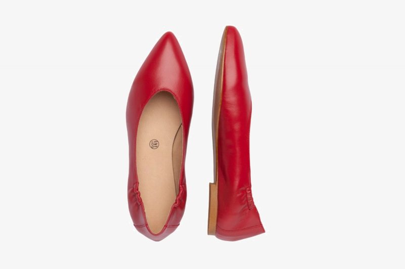 Bailarinas de cuero rojo con punta biselada, textura suave y laterales elásticos. Presentan un diseño minimalista y una suela de perfil bajo.