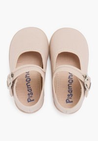 Beige Canvas Mary Jane Schuhe mit runder Spitze, Ausschnitten an den Seiten und einem silbernen Schnallenriemen für sicheren Halt.
