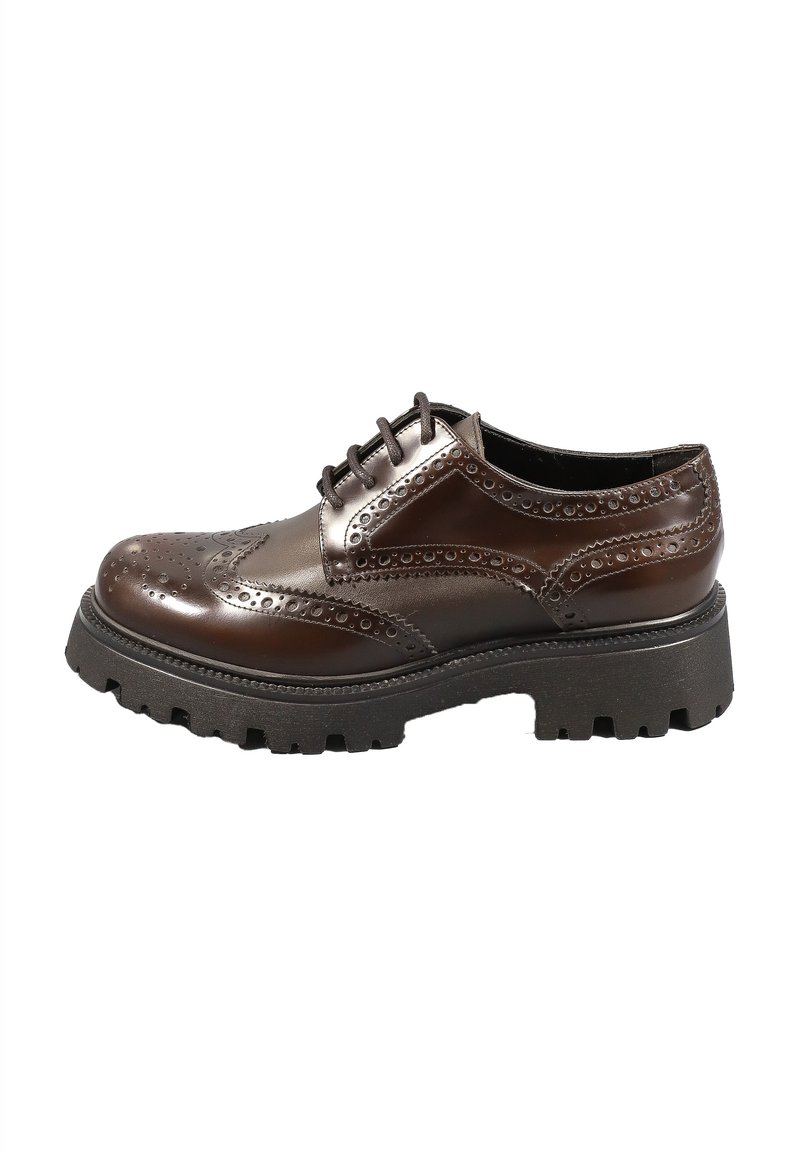Scarpa brogue in pelle marrone con perforazioni decorative, design con lacci, suola in gomma nera spessa e finitura liscia e lucida.