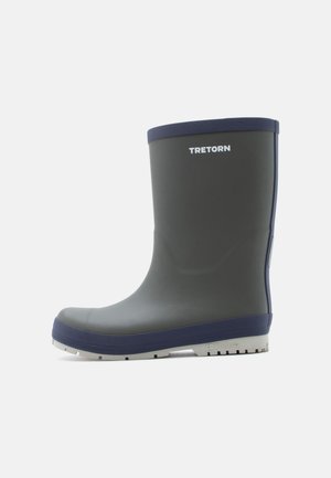 Botte en caoutchouc imperméable Tretorn en gris foncé avec des accents bleu marine, présentant un bord supérieur texturé et une semelle blanche robuste avec un motif antidérapant.