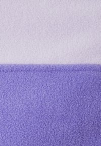 Tessuto in pile che mostra una gradazione di lavanda chiaro a viola scuro. La texture è morbida e pelosa, enfatizzando una sensazione liscia e soffice.