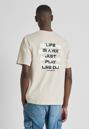 RELAXED WITH EMBROIDERED LOGO - Camiseta estampada - beige