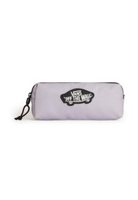 Estuche de lápices de tela morado con una superficie texturizada, cierre de cremallera y un parche de logo de Vans negro con un diseño de coche. Cremallera negra y cordón de tira.