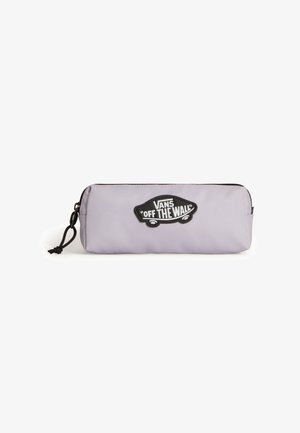 Estuche de lápices de tela morado con una superficie texturizada, cierre de cremallera y un parche de logo de Vans negro con un diseño de coche. Cremallera negra y cordón de tira.