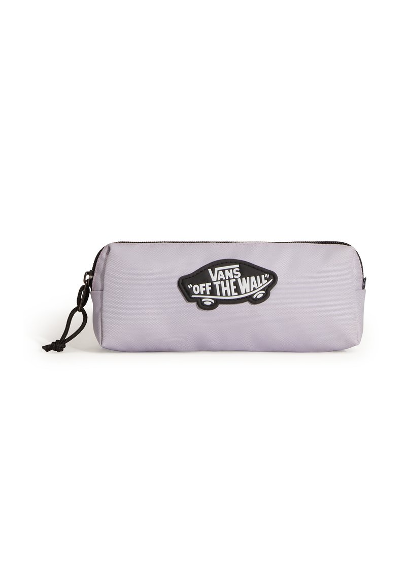 Estuche de lápices de tela morado con una superficie texturizada, cierre de cremallera y un parche de logo de Vans negro con un diseño de coche. Cremallera negra y cordón de tira.