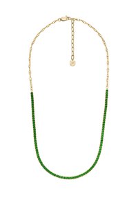 Gouden ketting met een rij groene stenen, gerangschikt in een rechte, slanke stijl met een sluiting en verstelbare lengte.