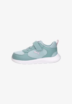 Chaussure de sport pour enfants bleu clair et blanche avec logo Puma rose, bride auto-agrippante et panneaux en maille sur une semelle blanche, vue de côté.