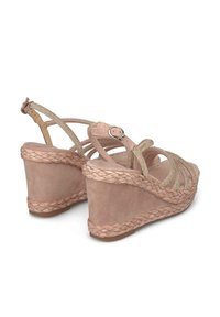 Wedge sandalen in zachtroze suede met gevlochten jute details, dunne metallic banden en een verstelbare enkelgesp voor een veilige pasvorm.