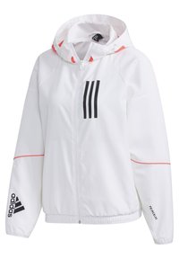 Hvid letvægtsjakke med hætte, sort tre-stripes logo og rød accent på ærmerne. Elastiske manchetter og kant for et tætsiddende look.