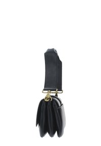 Borsa a spalla in pelle nera con un design strutturato, forma piegata, dettagli in metallo dorato e una larga tracolla regolabile.