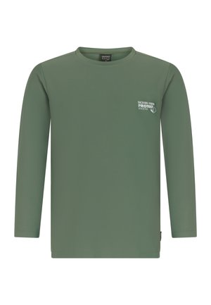 Groen shirt met lange mouwen en ronde hals, met kleine witte tekst en afbeelding "Backyard Park Protest Since '93" op de linkerborst.