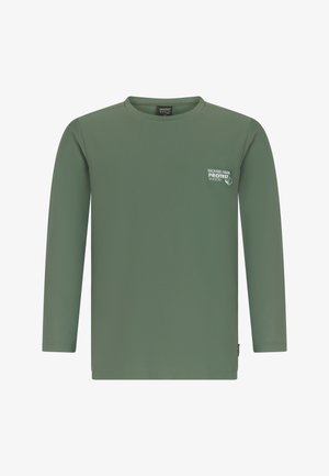 Zielona koszulka z długim rękawem i okrągłym dekoltem, z małym białym napisem „Backyard Park Protest Since ’93” oraz grafiką na lewej piersi.