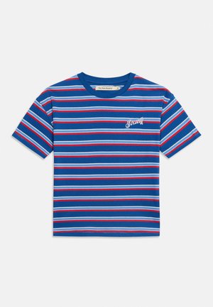 T-shirt bleu à manches courtes avec des rayures horizontales blanches et rouges et un texte manuscrit blanc "Society" sur la poitrine gauche.