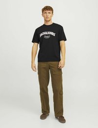 Sort bomulds T-shirt med "JACK&JONES" logo trykt i hvid, parret med olivengrønne cargo bukser med flere lommer og en afslappet pasform.