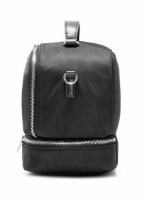 Czarny nylonowy plecak z dwoma komorami, z metalowym suwakem, owalnym akcentem oraz górną rączką do noszenia. Gładka tekstura.
