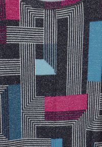 Barevná látka s geometrickými vzory v námořnické modři, růžové, světle modré a bílé. Měkká textura s různými šířkami pruhů a tvary.