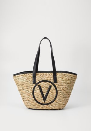 Vævet strå-tote taske med sorte læderhåndtag og pynt med en stor sort "V" emblematik foran.