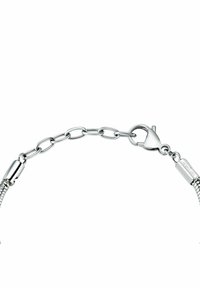 Il bracciale in argento presenta un design a catena flessibile con chiusura a moschettone, che mostra una finitura metallica liscia e anelli ovali e rotondi interconnessi.