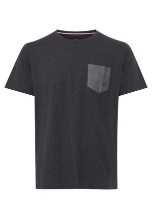 Mørk grå bomulls T-skjorte med rund hals og korte ermer. Har en kontrasterende grå lomme på venstre bryst.