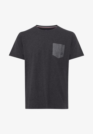 Mørk grå bomulls T-skjorte med rund hals og korte ermer. Har en kontrasterende grå lomme på venstre bryst.