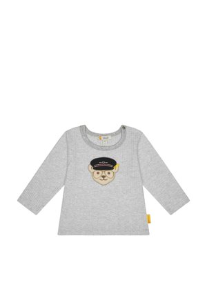 Camiseta gris de manga larga para bebé con rayas delgadas y un bordado en el pecho de la cara de un oso que lleva un sombrero negro.