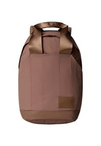 Brauner Rucksack aus strapazierfähigem Stoff mit glatter Textur. Verfügt über breite, flache Griffe und ein Logopatch auf der Vorderseite. Minimalistisches Design.
