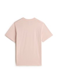 Maglietta a maniche corte rosa chiaro realizzata in tessuto morbido. Presenta un collo rotondo e una finitura pulita senza pattern o dettagli hardware visibili.
