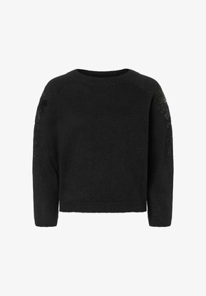 Schwarzer gestrickter Pullover mit rundem Ausschnitt, Dreiviertelärmeln und strukturierten Details auf den Schultern. Weiche Stoffoberfläche.