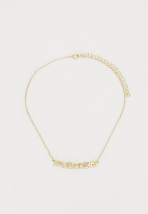 Aukso kaklo papuošalas su užrašu "ŠAULYS", plona grandine su krevele, akcentuotas mažomis skaidriomis brangakmenių detalėmis ant pasirinktų raidžių.