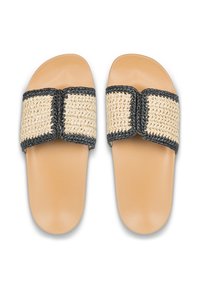 Tan slide sandaler med et vævet strap af naturlige fibre med sorte accenter. Glat fodseng og afrundet form. Tekstureret strappedesign.