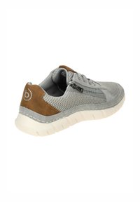 Sneaker grigie chiare con tomaia in rete intrecciata, accenti in suede e suola in gomma flessibile con un motivo testurizzato.