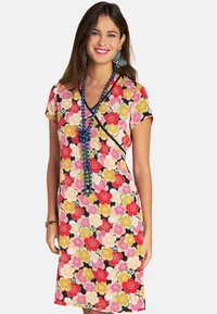 Blumenmusterkleid mit schwarzem Hintergrund und bunten Blumen in Pink, Rot, Gelb und Weiß. Kurzarm und mit V-Ausschnitt.