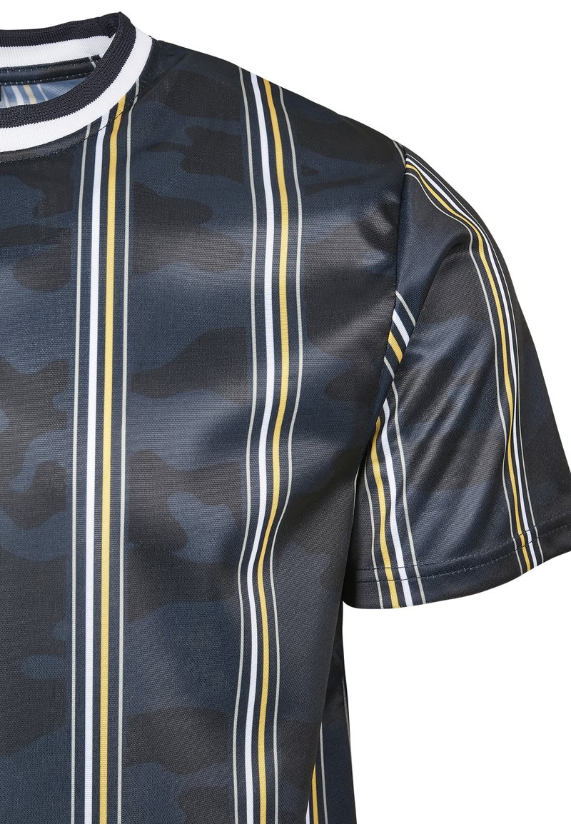 Herren T-Shirts basic | Southpole SOUTHPOLE HERREN THIN VERTICAL STRIPES AOP T-SHIRT T-Shirt print navy/dunkelblau - OA30825 Herren T-Shirts basic | Southpole SOUTHPOLE HERREN THIN VERTICAL STRIPES AOP T-SHIRT T-Shirt print navy/dunkelblau - OA30825