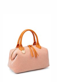 Borsa a mano in tessuto a righe arancione e bianco, con manici in pelle arancione, un accento a fiocco e un ciondolo decorativo attaccato. Forma arrotondata.