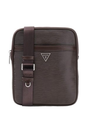 Borsa a tracolla in pelle marrone scuro texturizzata con tracolla regolabile e triangolo con logo GUESS argentato al centro davanti.