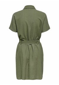 Robe ceinturée à manches courtes, de couleur vert olive, avec col, vue de dos sur un fond blanc.
