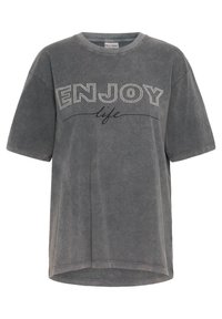 Sivý oversize tričko vyrobené z mäkkej tkaniny. Obsahuje veľké písmená s kamienkami "ENJOY" a kurzívou napísané "life" pod nimi, s klasickým okrúhlym výstrihom.