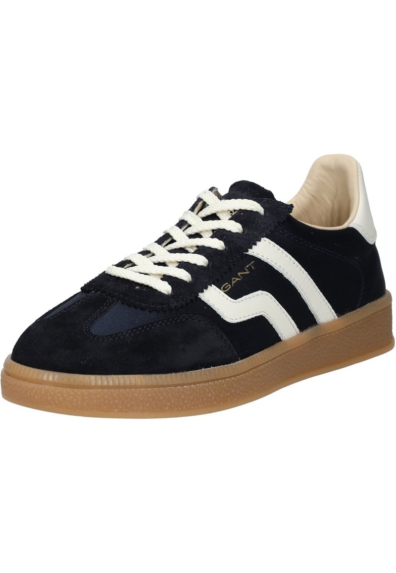 Sneaker in suede navy con strisce e lacci bianchi, dotata di suola in gomma texture e interno imbottito beige per il comfort.