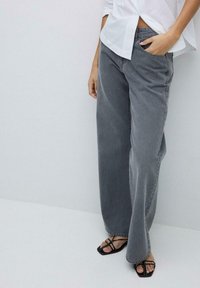 Hochgeschnittene, weite Jeans aus weichem, gewaschenem grauen Denim, mit klassischem Fünf-Taschen-Design und dezenten Steppdetails.