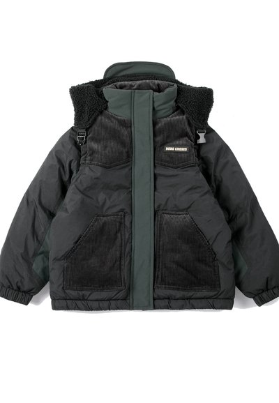 Veste matelassée vert foncé avec poitrine et poches en velours côtelé, capuche doublée sherpa, fermeture éclair frontale avec rabat et étiquette "Bobo Choses" sur la poitrine.