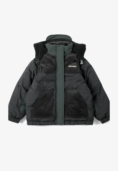 Veste matelassée vert foncé avec poitrine et poches en velours côtelé, capuche doublée sherpa, fermeture éclair frontale avec rabat et étiquette "Bobo Choses" sur la poitrine.