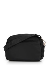 Černá crossbody taška s hladkým povrchem, minimalistickým designem, nastavitelným popruhem, boční kapsou na zip a jemnými akcenty s logem.