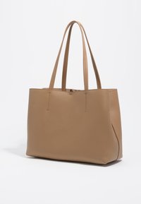 Torebka tote z brązowej skóry z dwoma długimi uchwytami; strukturalny design, gładka faktura, szerokie wymiary oraz minimalne detale przeszyć.