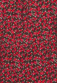 Tissu floral avec un fond sombre orné de roses rouges vives et roses, complété par de petites feuilles vertes. Texture légère.