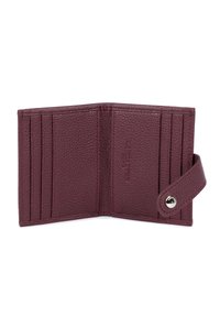 Portafoglio in pelle bordeaux con finitura testurizzata, dotato di sei slot per carte, chiusura a scatto e un cinturino per il polso per un trasporto sicuro.