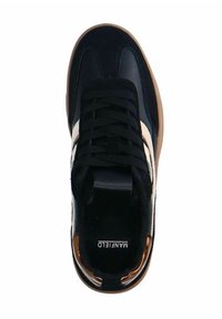 Sneaker in pelle e suede nera con suola in gomma beige, stripe bianca laterale e lacci neri piatti. Presenta un colletto imbottito e una superficie texturizzata.