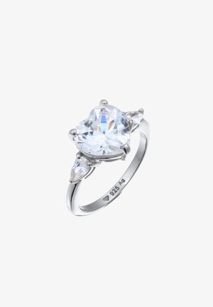 Zilveren ring met een grote rond geslepen heldere steen en twee kleinere peervormige stenen. Gecontroleerd op 925 voor sterling zilver. Glanzende afwerking.